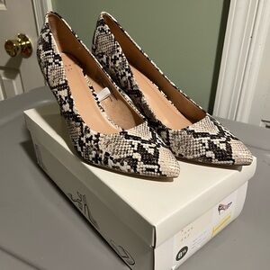 Black and White Snake-Print Pointed Toe Pumps
